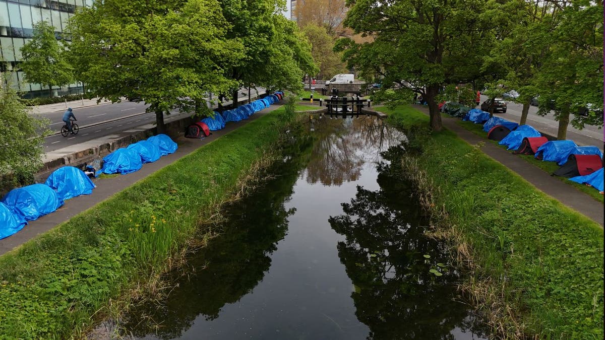 Decenas de tiendas de migrantes a lo largo de su Gran Canal