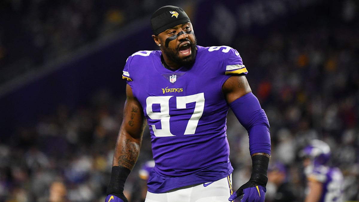 Everson Griffen on the field