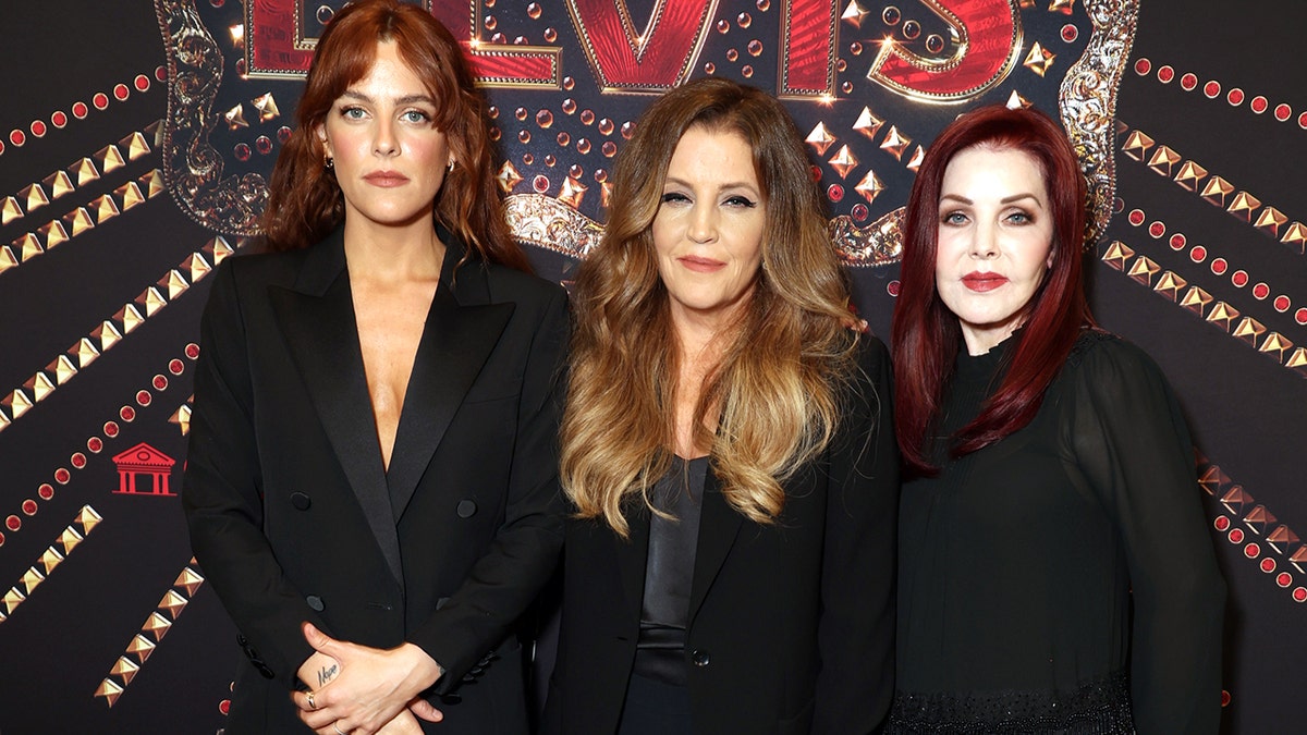 Priscilla Presley, Riley Keough y Lisa Marie posando juntas.