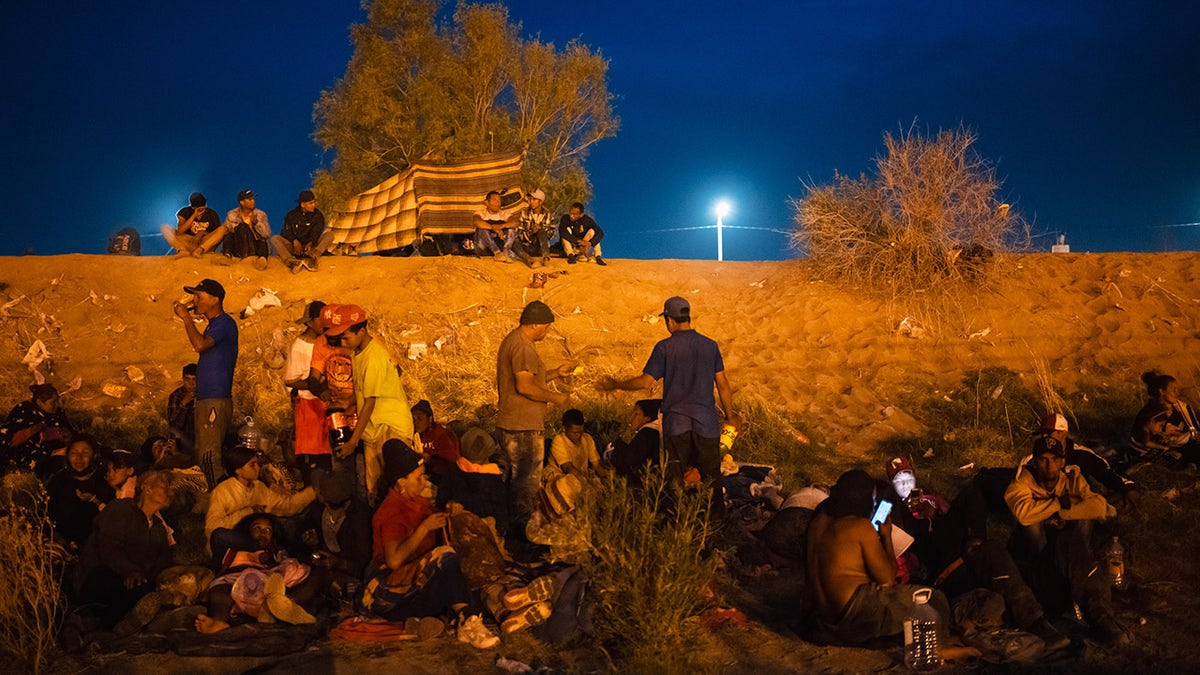 Migrants aft  nightfall astatine  the border