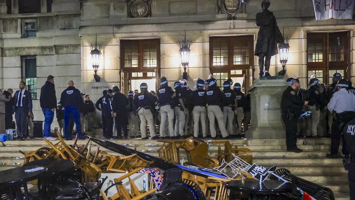 Police raid Hamilton Hall at Columbia University