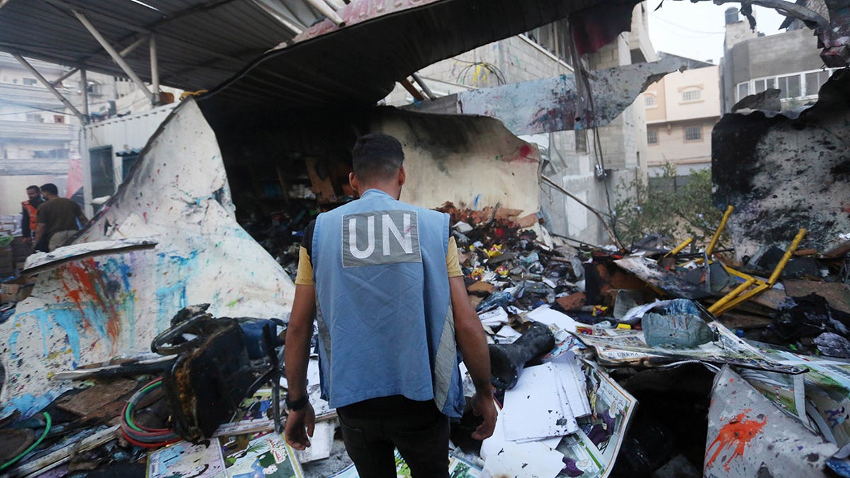 غزہ میں تباہ شدہ اسکول کے مقام پر اقوام متحدہ کا امدادی کارکن