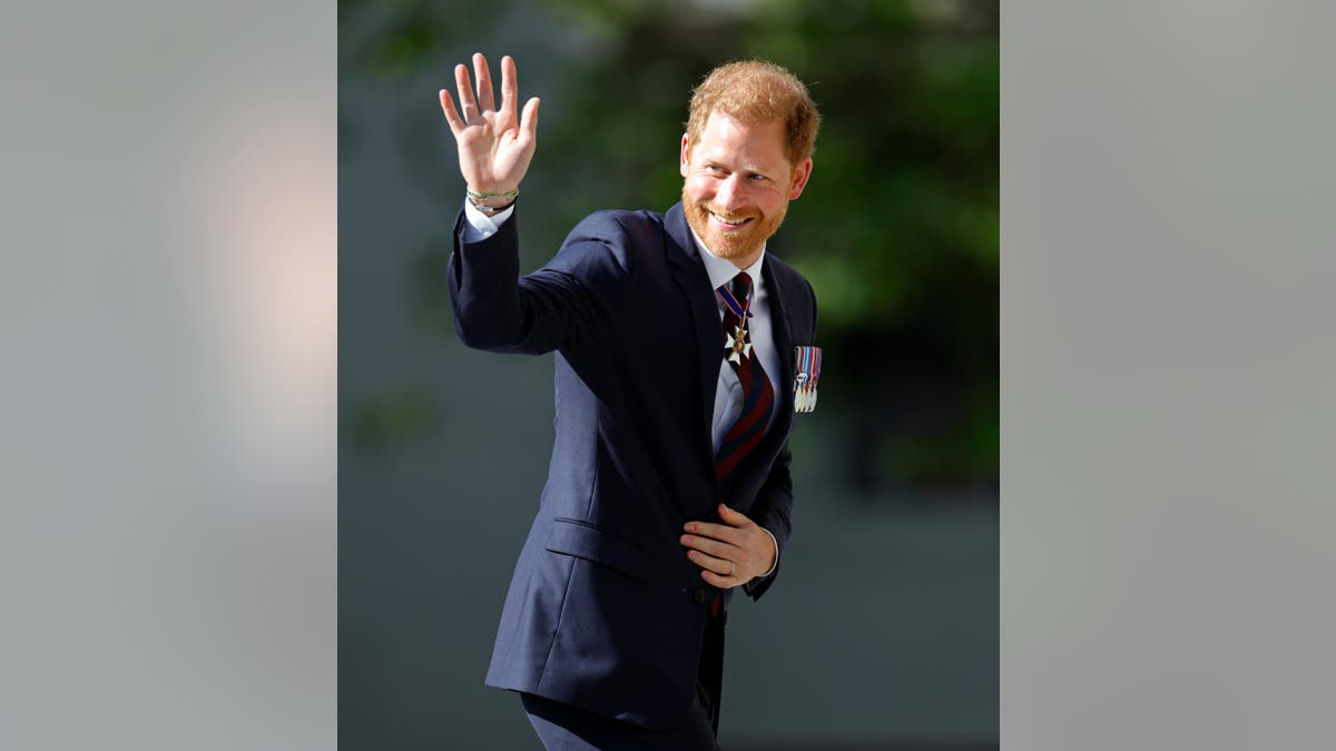 prince harry waving at invictus games service