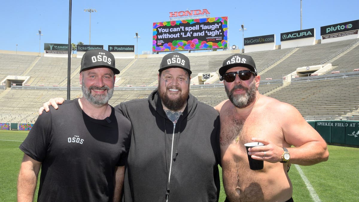 om Segura, Jelly Roll, and Bert Kreischer Netflix میں شرکت کر رہے ہیں ایک جوک فیسٹ: 2 Bears 5K روز باؤل اسٹیڈیم میں 07 مئی 2024 کو پاساڈینا، کیلیفورنیا میں۔