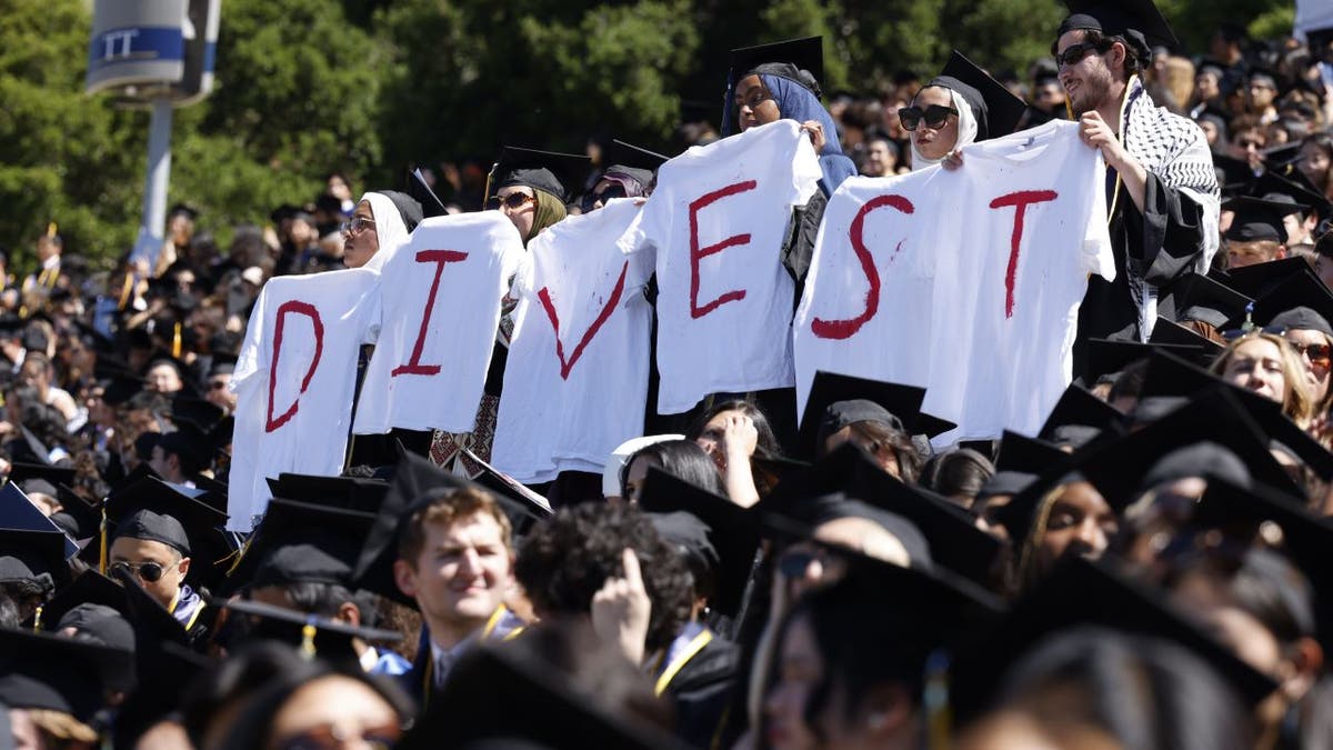 Estudiante con camisetas en las que se lee DIVEST