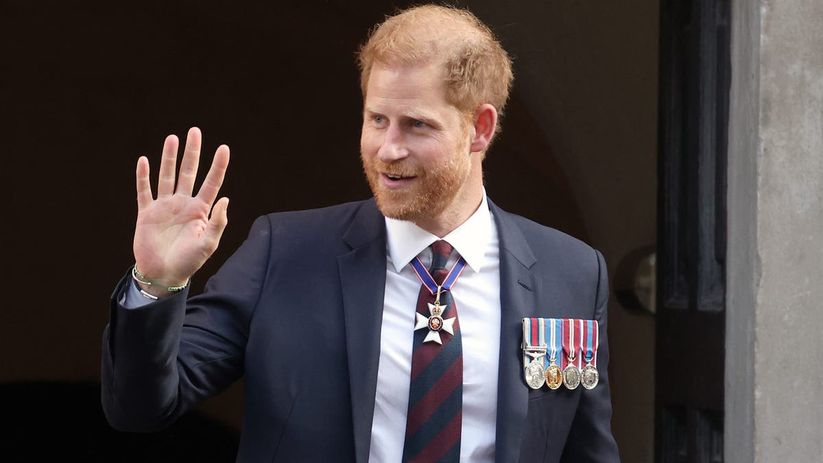 prince harry waving