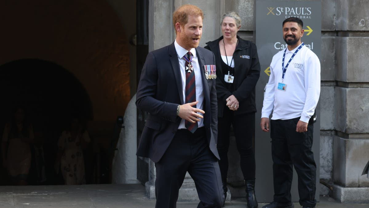 harry walking at invictus games service