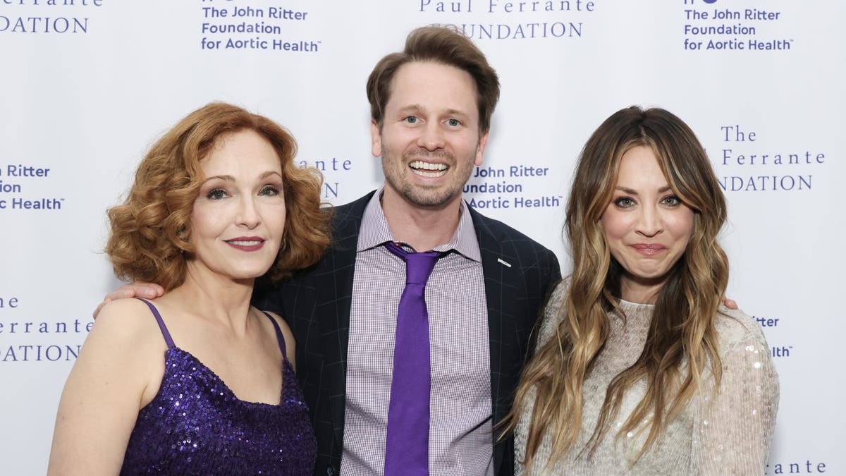 kaley cuoco with amy yasbeck and tyler ritter at john ritter event