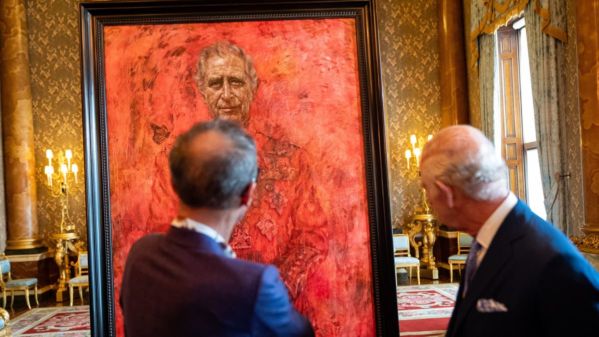 king charles and jonathan yeo looking at portrait