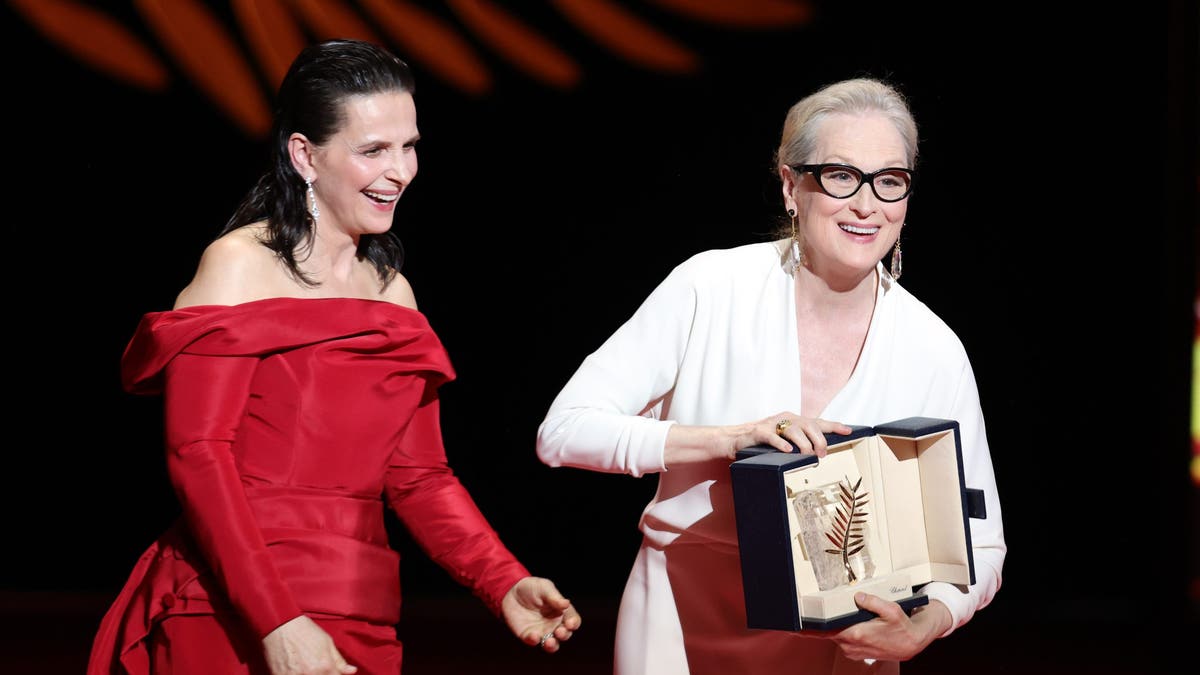 meryl streep holding her palme dor at cannes with juliette binoche