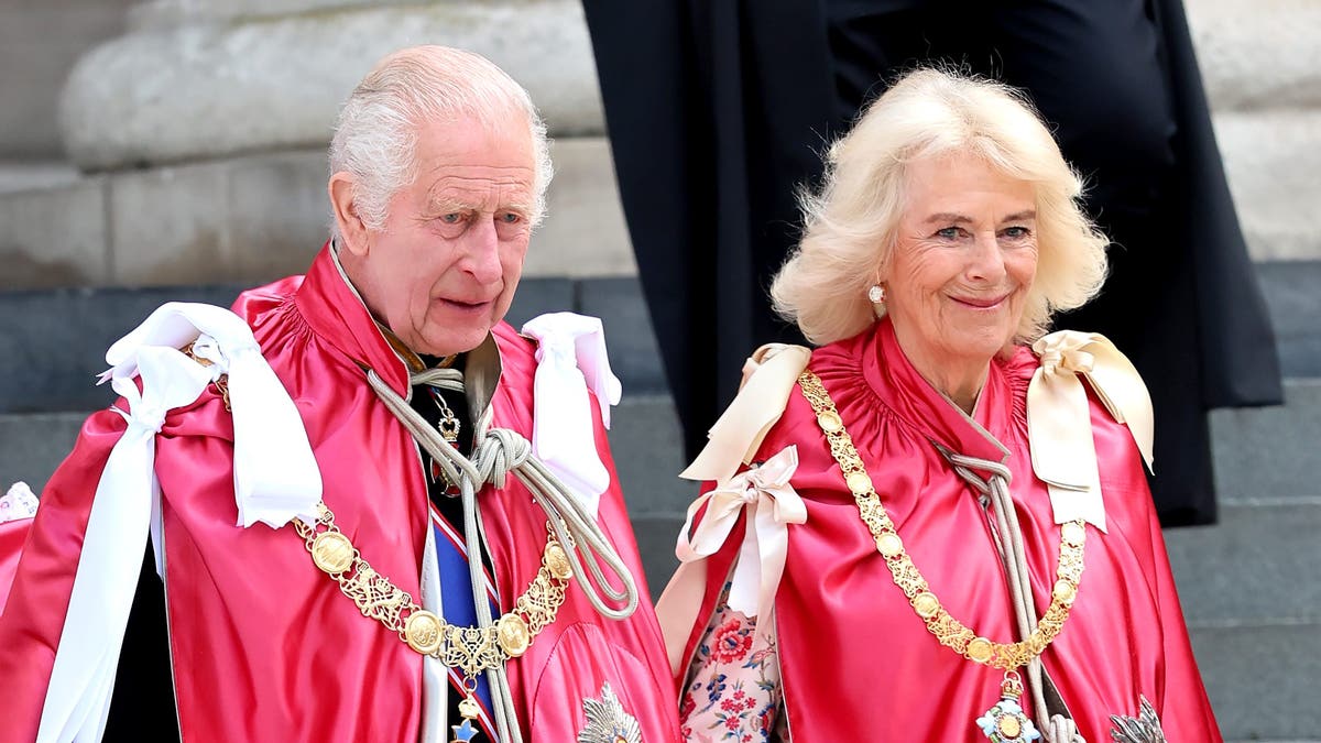 el rey carlos y camilla en el servicio obe de san pablo