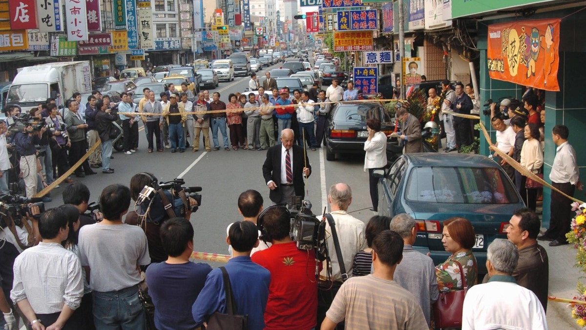 Cyril Wecht investigates the scene of an assassination attempt on Taiwan President Chen Shui-ban 