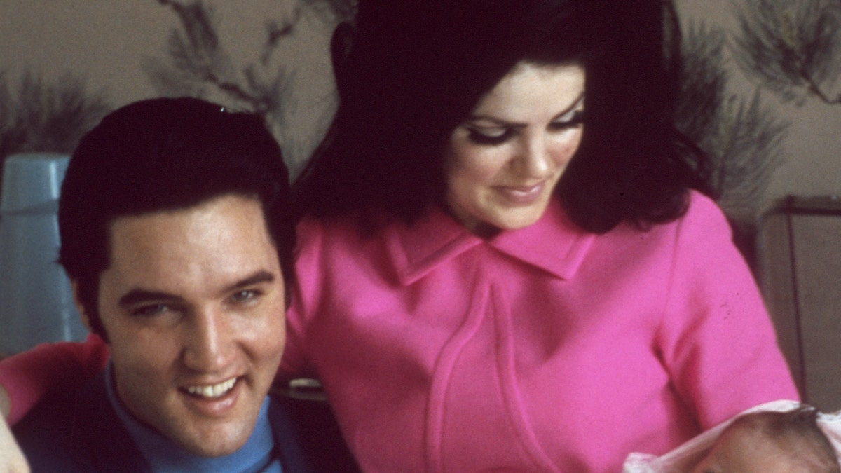 Elvis dan Priscilla Presley bersama putri mereka yang baru lahir Lisa Marie