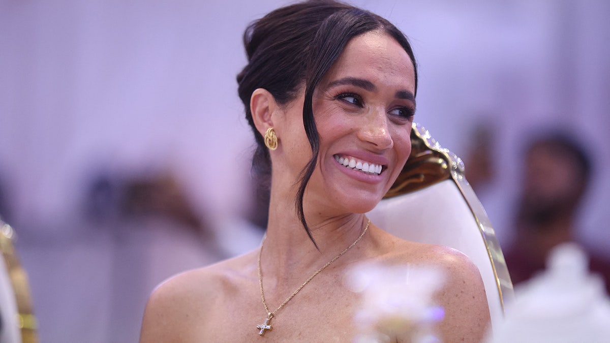 Un primer plano de Meghan Markle sonriendo