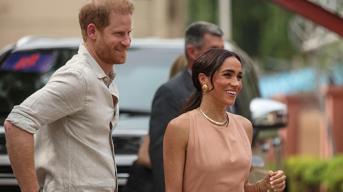 El Príncipe Harry y Meghan son agasajados en una escuela de Nigeria