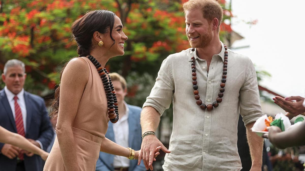 El Príncipe Harry y Meghan son agasajados en una escuela de Nigeria