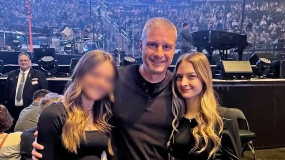 Jim Kropf y sus dos hijas