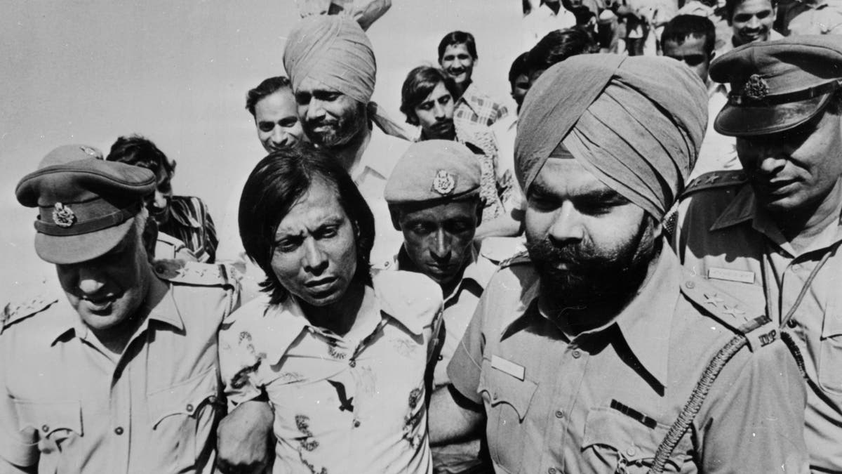 Ram Bulchand Lalweni being led away to court after a failed assassination attempt of Indira Gandhi
