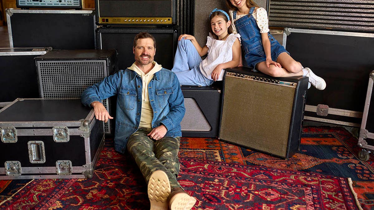 walker hayes with daughters in jcpenney ad