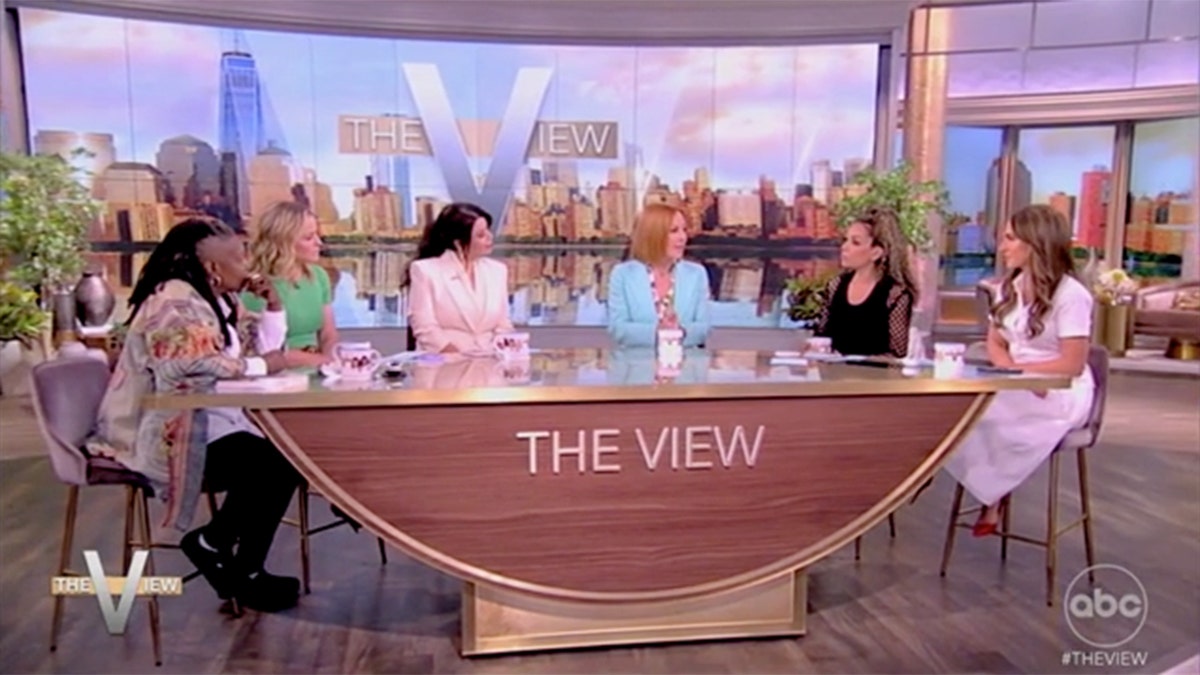 Los copresentadores de "The View" y Jen Psaki