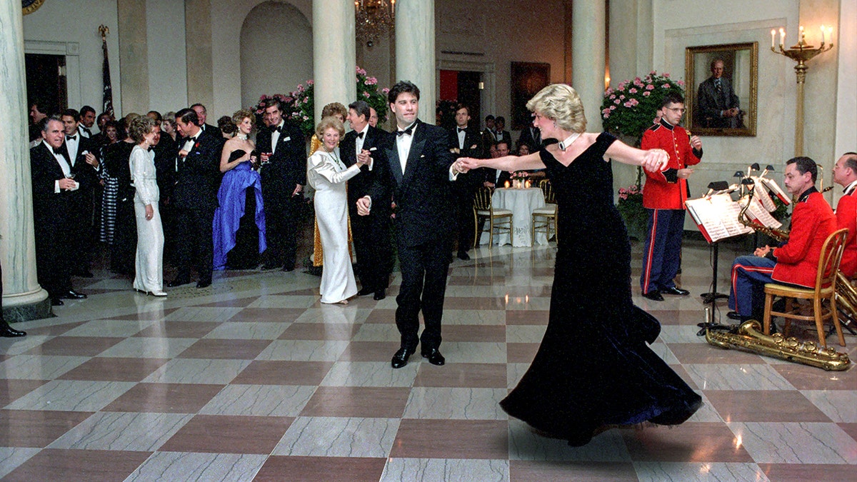Princesa Diana e John Travolta dançando no jantar oficial em 1985