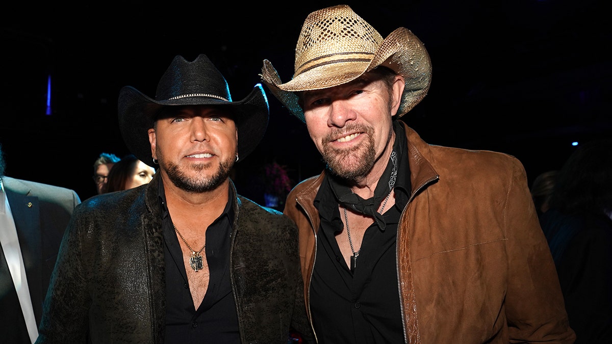 Jason Aldean and Toby Keith pose for a photo
