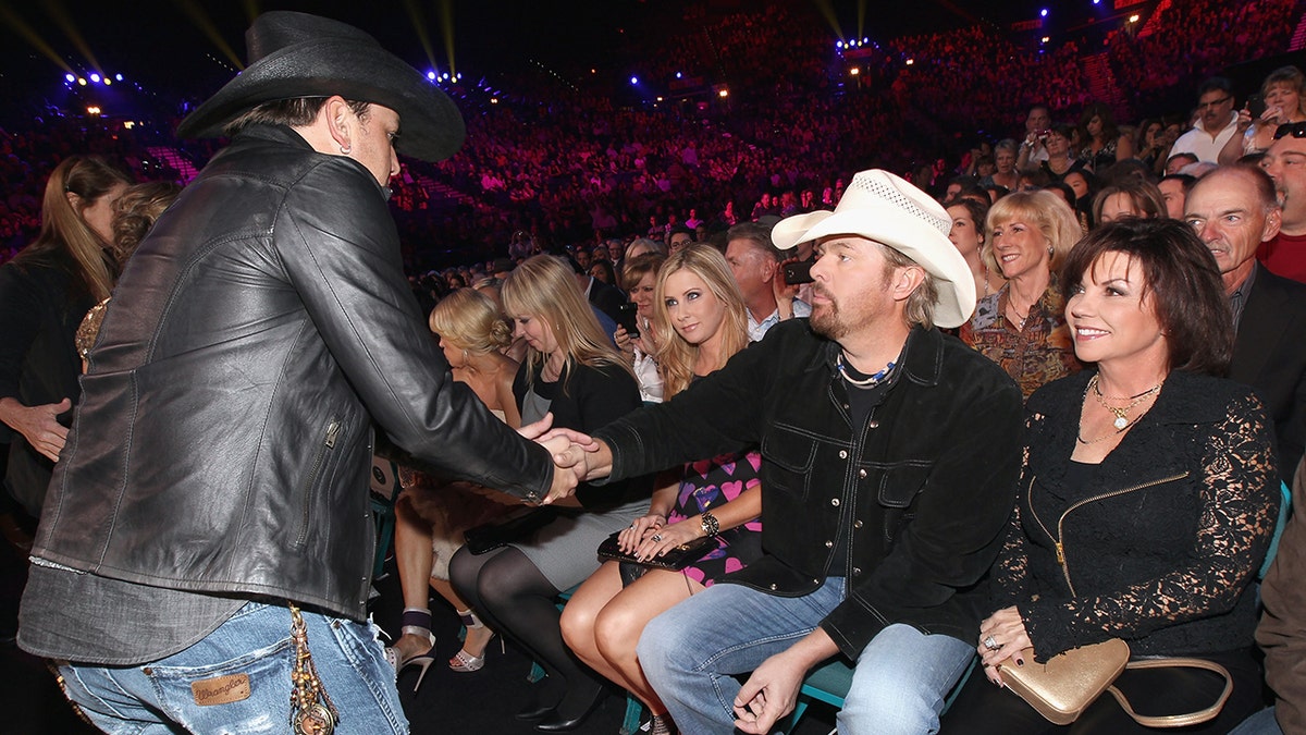 Jason Aldean shakes hands with Toby Keith