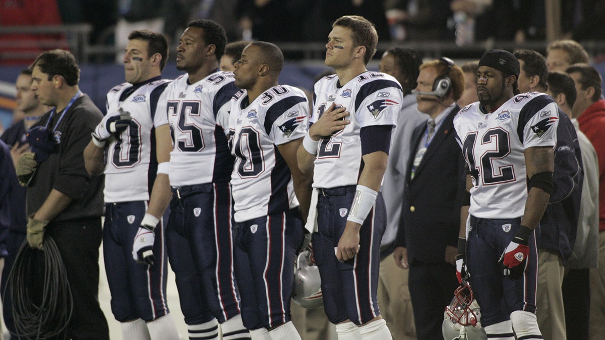 Los jugadores de los Patriots apoyan el himno