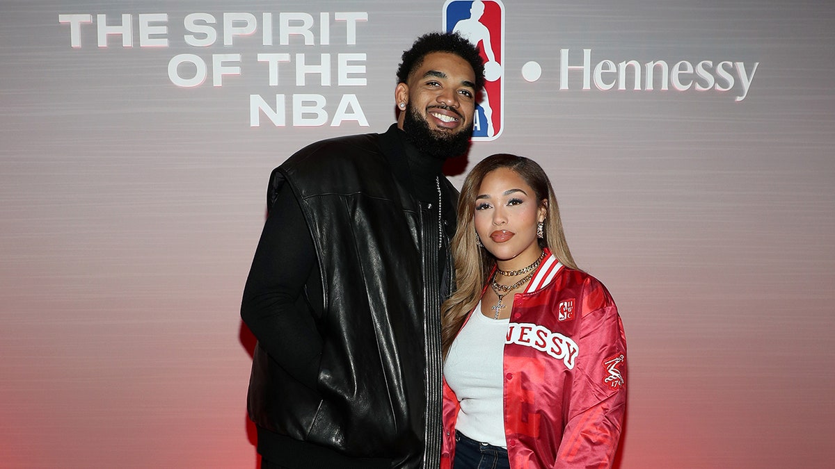 Karl-Anthony Towns y Jordyn Woods posan para una foto