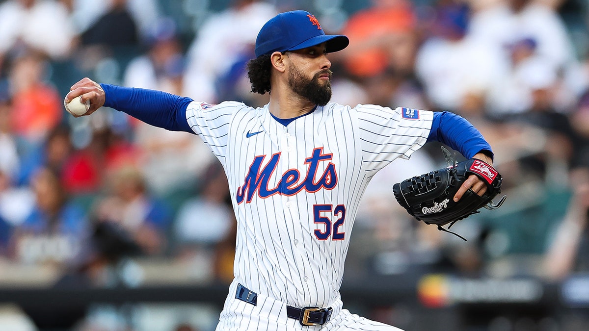MLB analyst thinks Mets left Jorge López 'out to dry' after glove-throwing  ejection: 'Boggled my mind' | Fox News