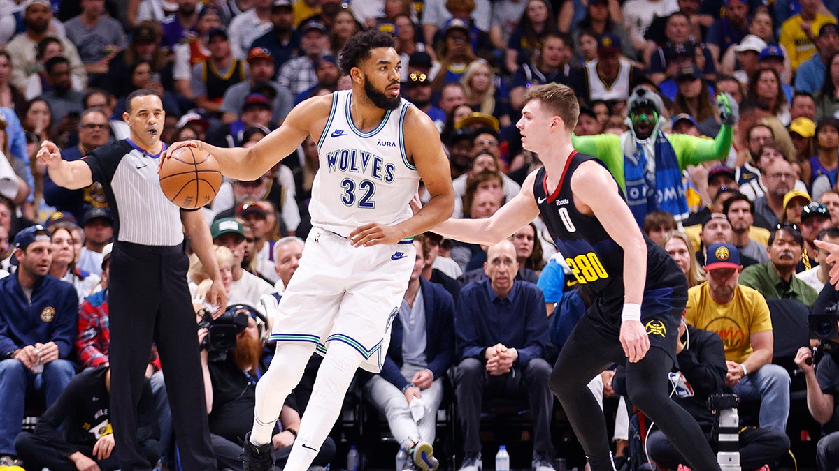 Karl-Anthony Towns backs down defender