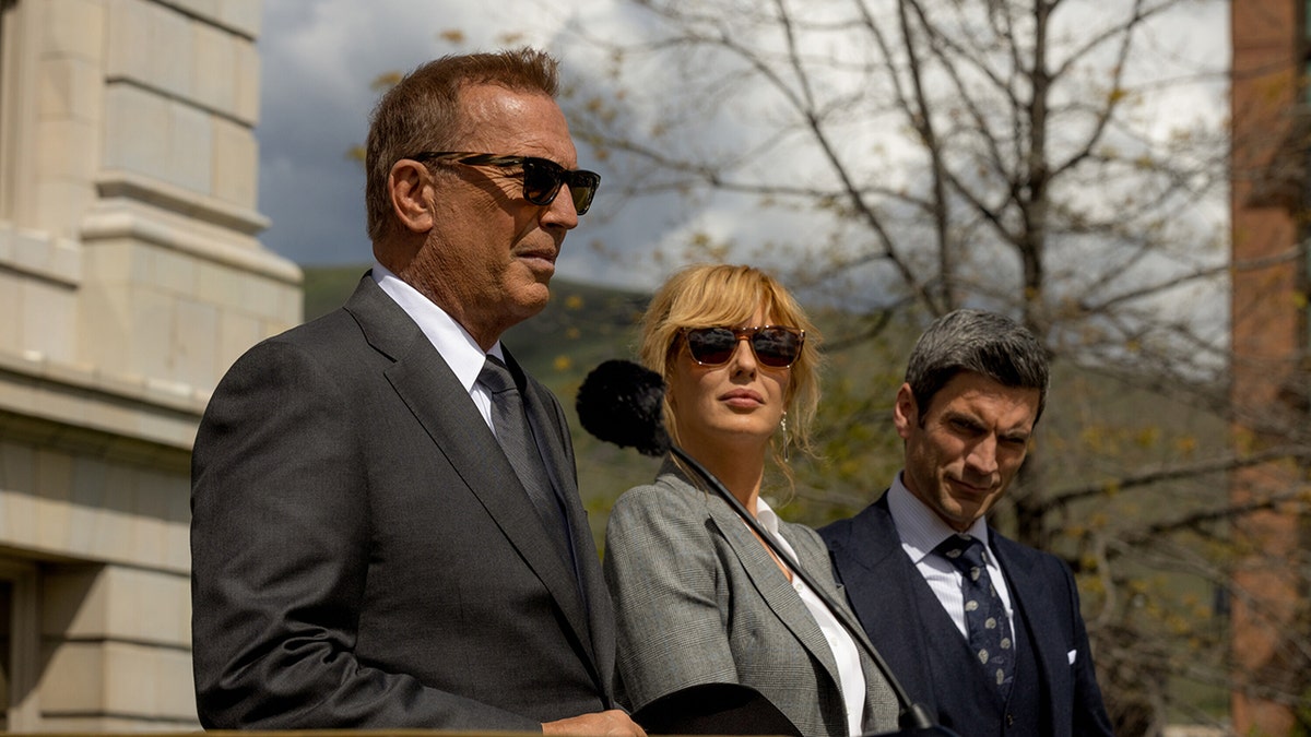 Kevin Costner, Kelly Reilly y Wes Bentley en una escena de Yellowstone