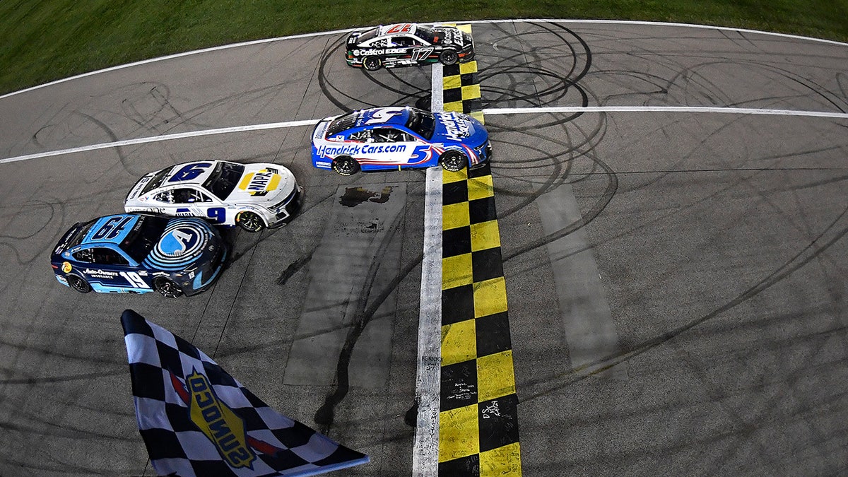 Kyle Larson edges Chris Buescher