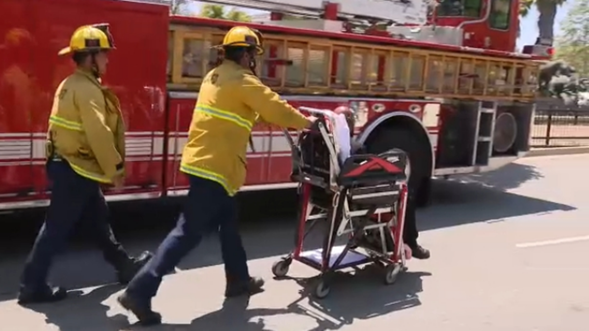 Pessoa fica ferida após ônibus colidir com trem no centro de Los Angeles