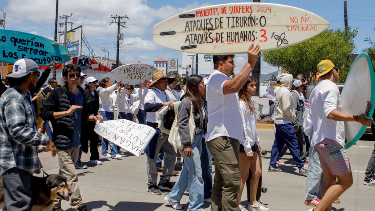 Ljudi se okupljaju u Meksiku kako bi ožalostili ubijene muškarce