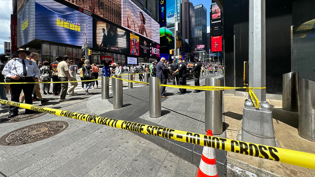 Man stabbed with machete in Times Square
