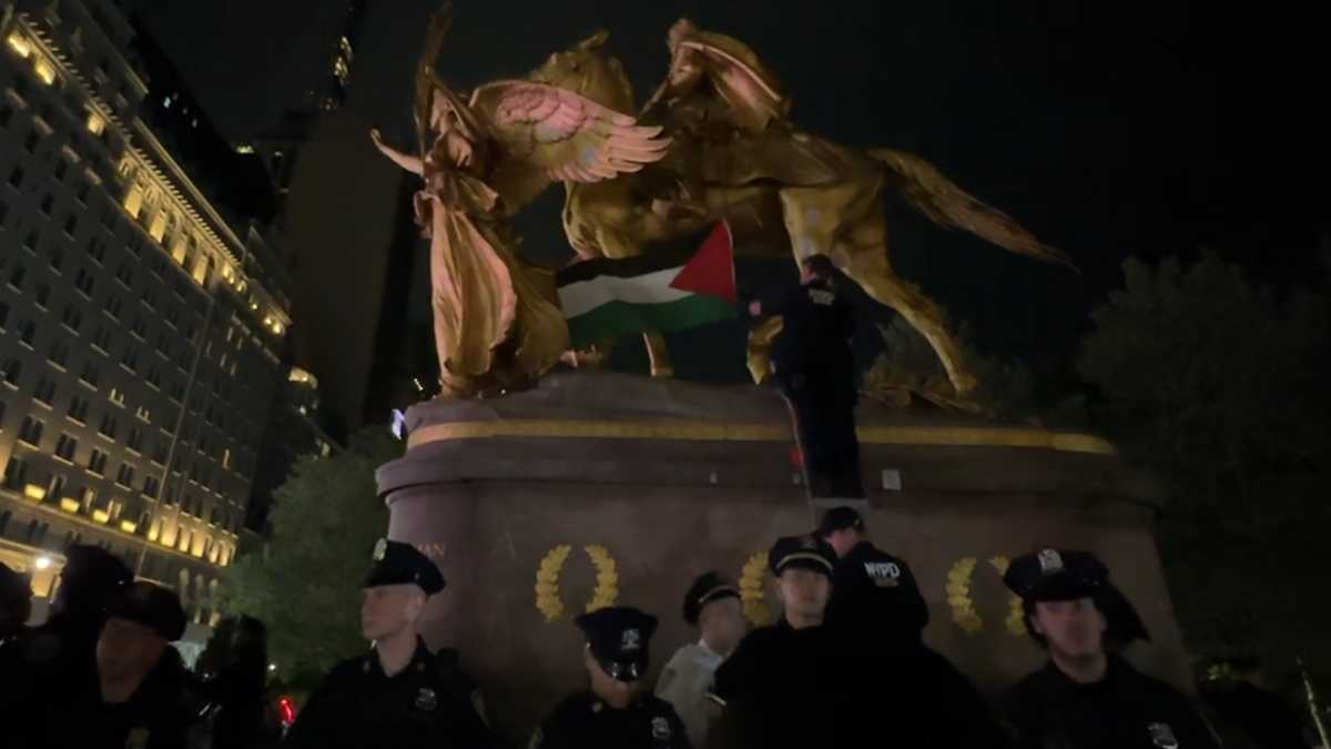 Palestinian flag removed from statue