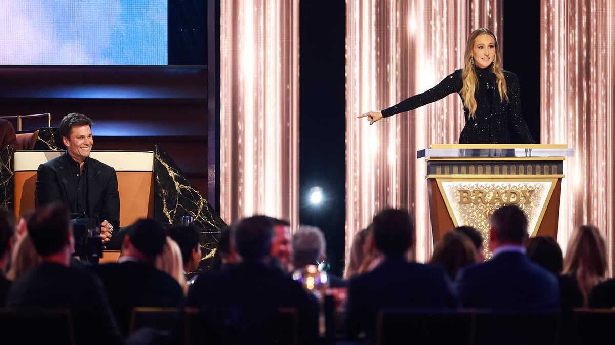 Nikki Glaser Tom Brady'yi işaret ediyor