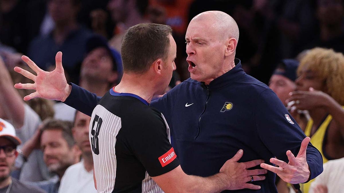 Rick Carlisle argues with a referee