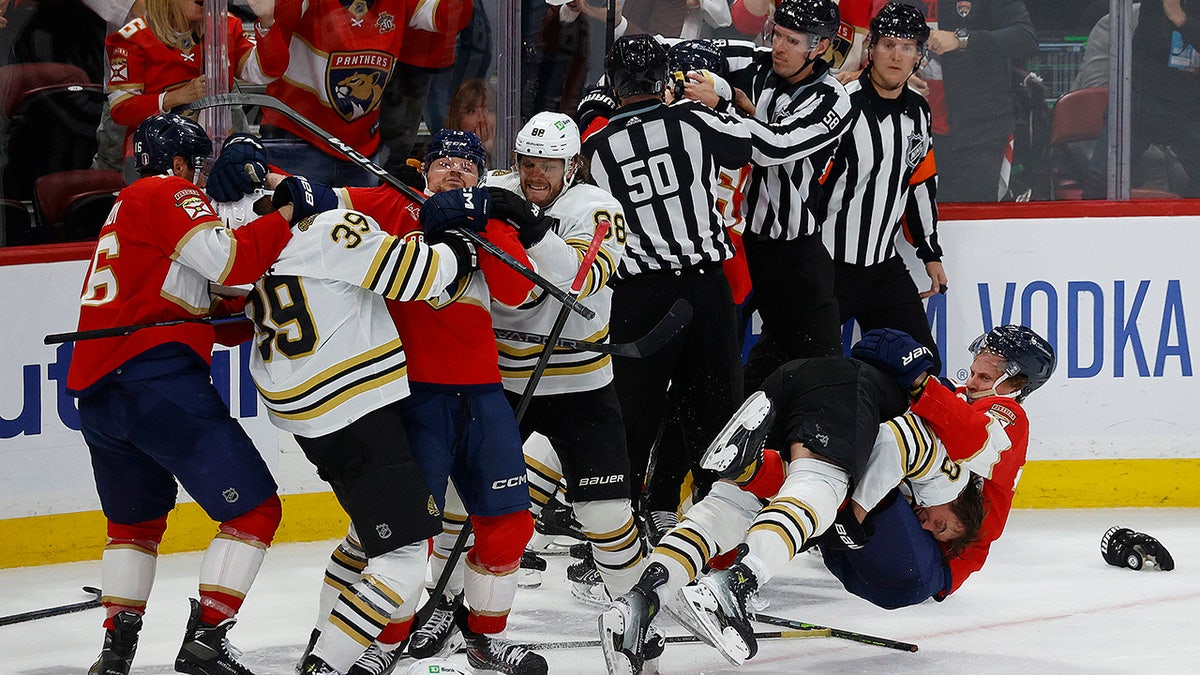 Fight breaks out in Game 2