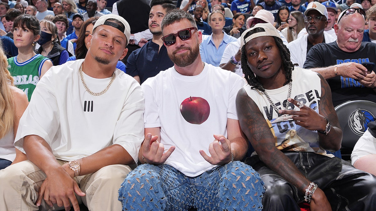 Patrick Mahomes, Travis Kelce and Hollywood Brown pose for picture