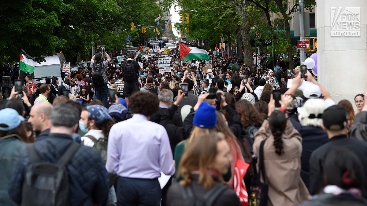 Protuizraelski prosvjednici se probijaju Petom avenijom prema Washington Square Parku