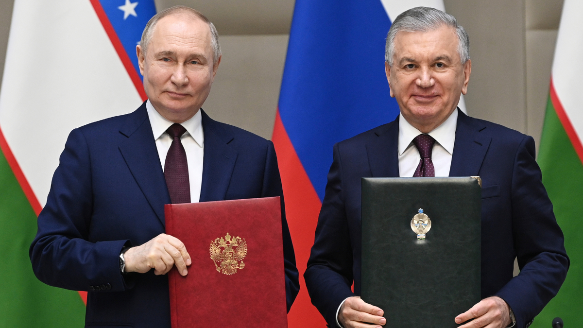 Vladimir Putin, left, and Shavkat Mirziyoyev