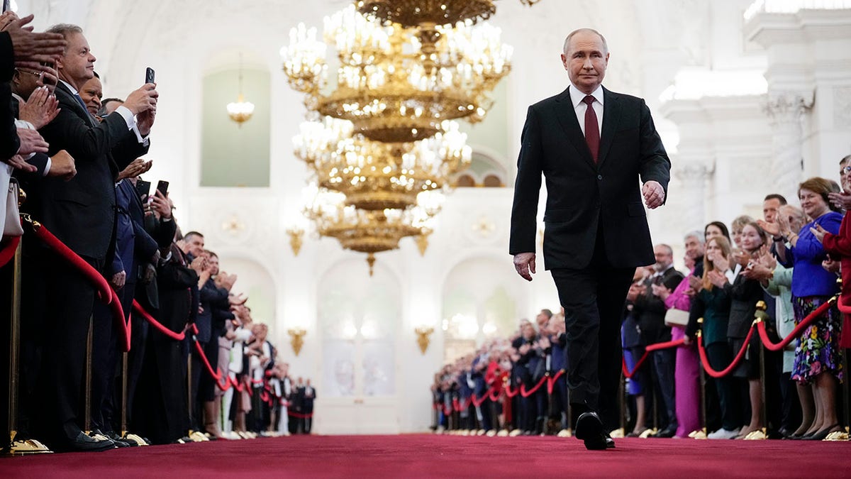 푸틴 대통령이 러시아 모스크바에서 열린 취임식에 앞서 걸어가고 있다.