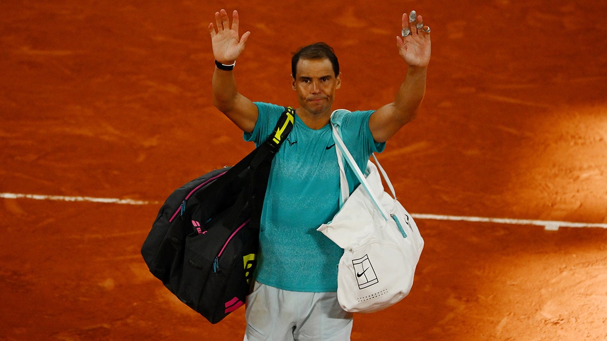 Rafael Nadal salutes crowd at French Open