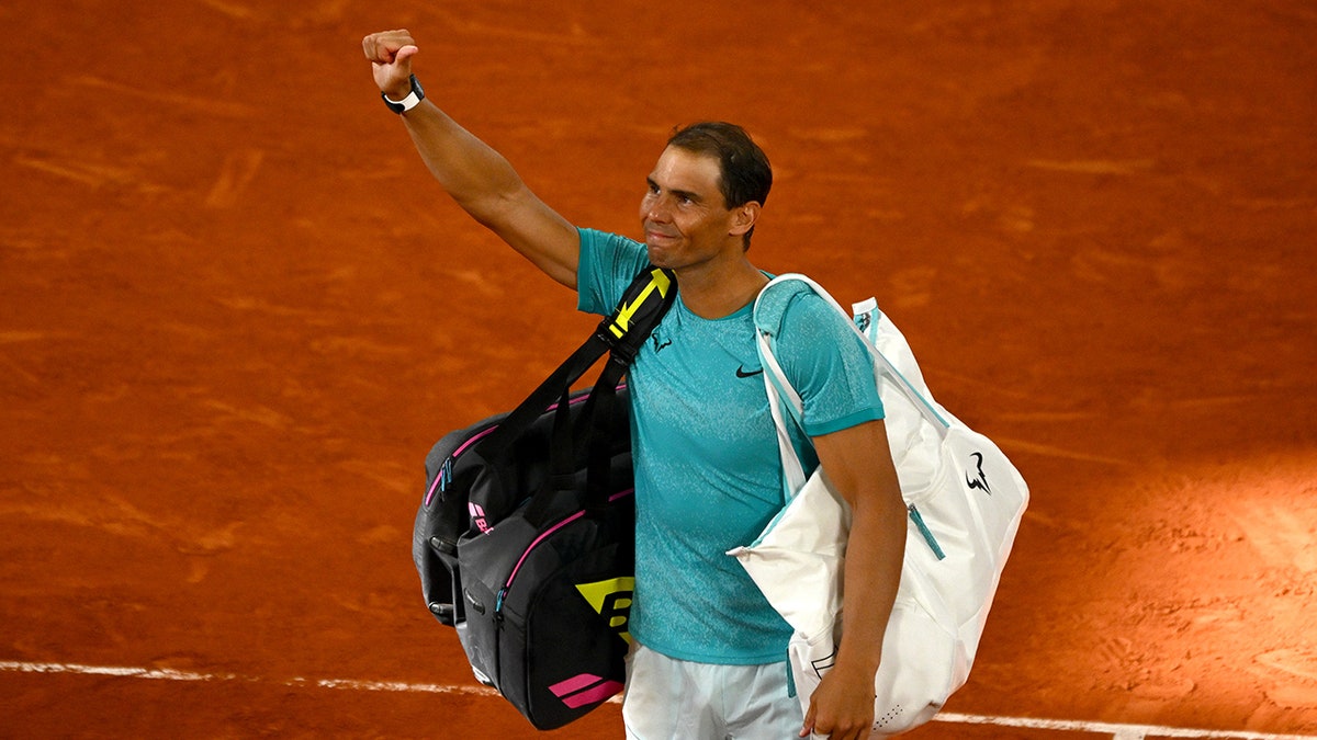 Rafael Nadal salutes crowd at French Open