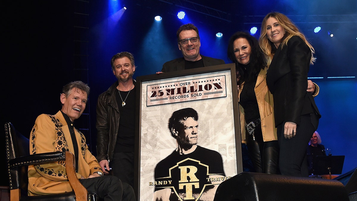 Randy Travis on stage together with Mary Travis and Chris Lacy