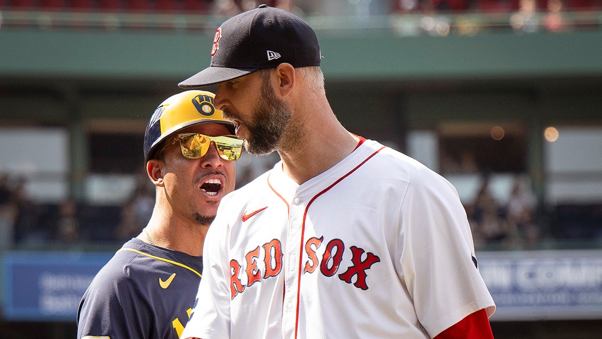 Red Sox's Chris Martin and Brewers' Quintin Berry have words