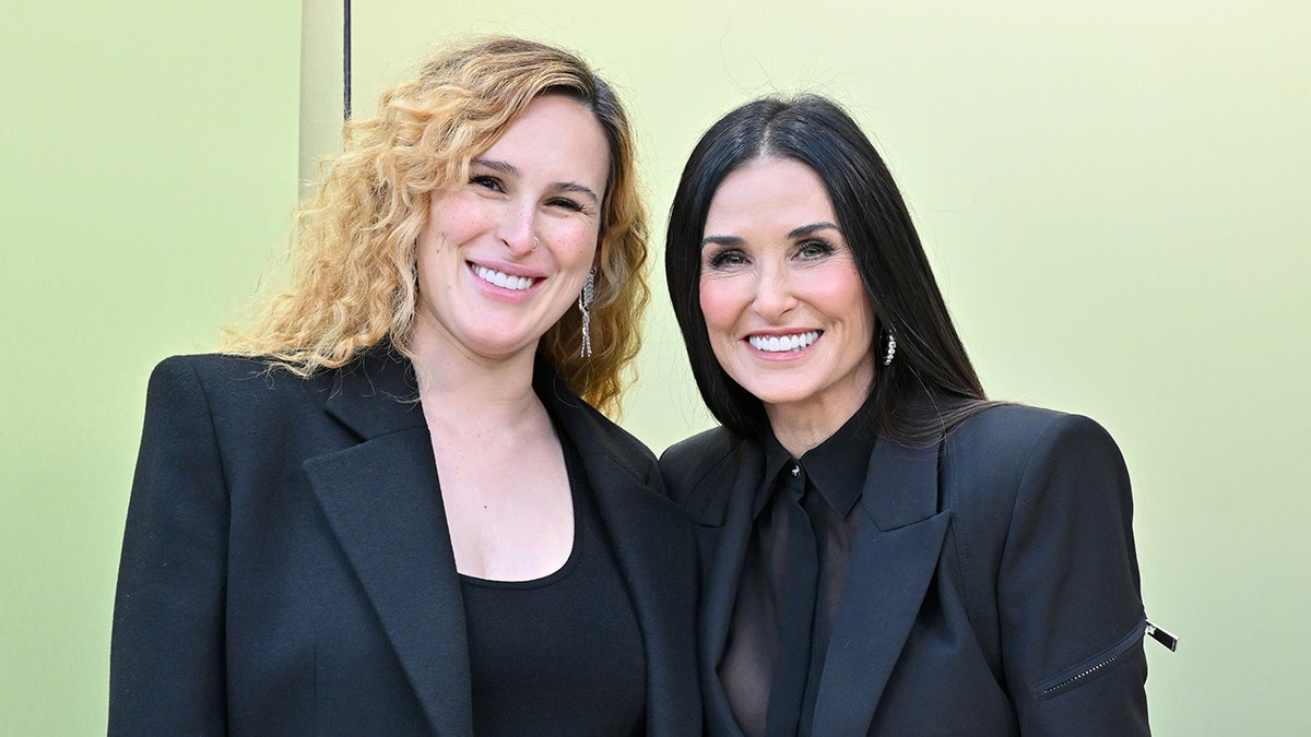 Rumer Willis y Demi Moore sonriendo juntas