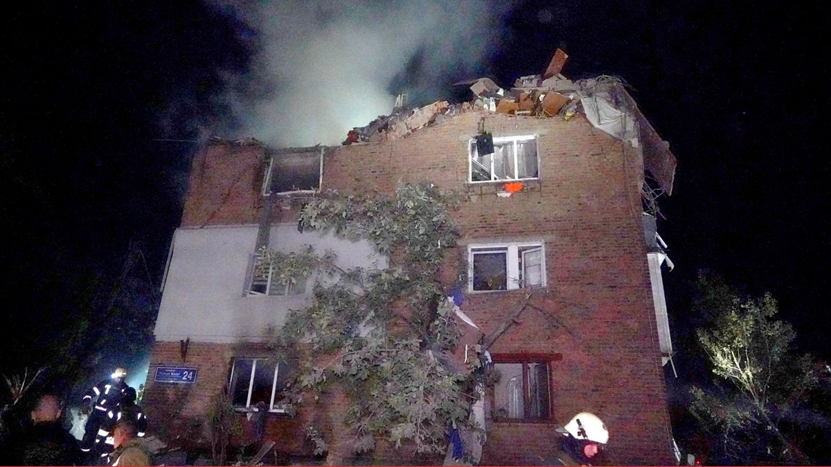 Los bomberos apagaron un incendio en un edificio de apartamentos para fumadores dañado por un ataque con misiles rusos en Kharkiv, Ucrania.